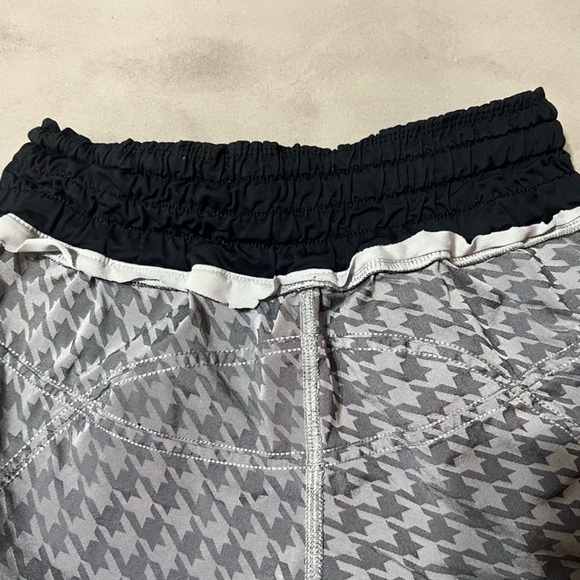 LULULEMON Tracker Short II 2-Way Stretch - Picture 9 of 11